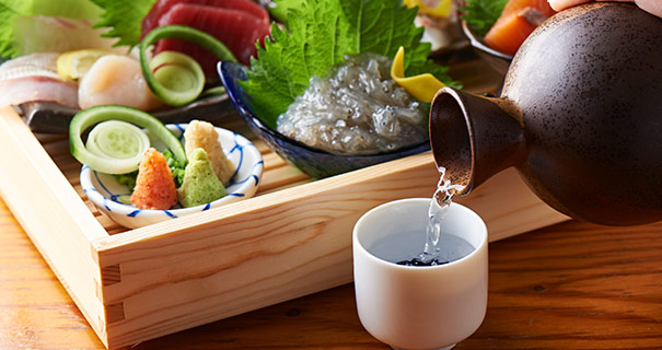 お酒注ぐ手元
